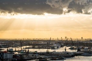 Bewolking boven de haven - Foto haven Rotterdam